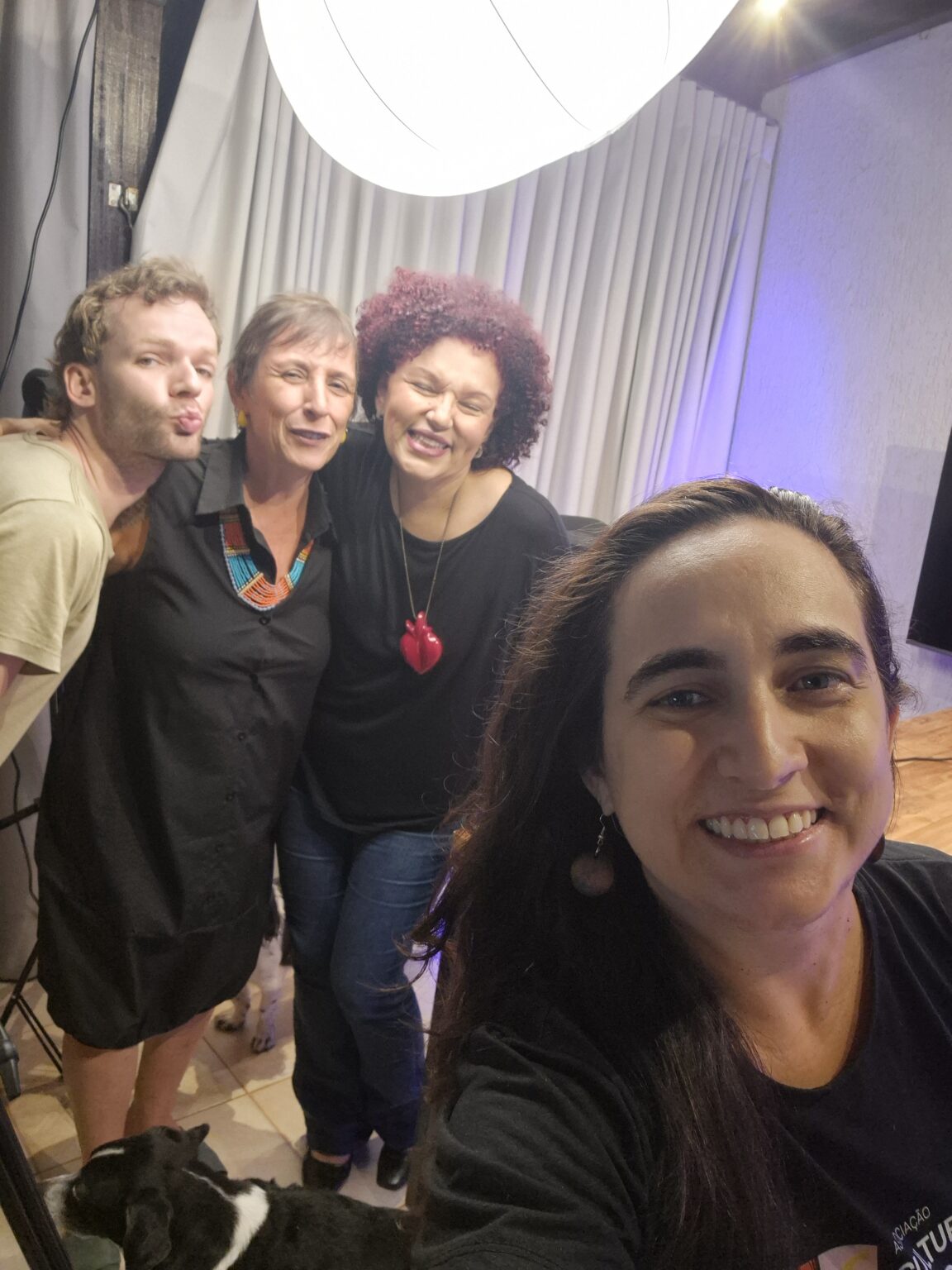 Equipe da Autonomia Com Elas reunida no estúdio