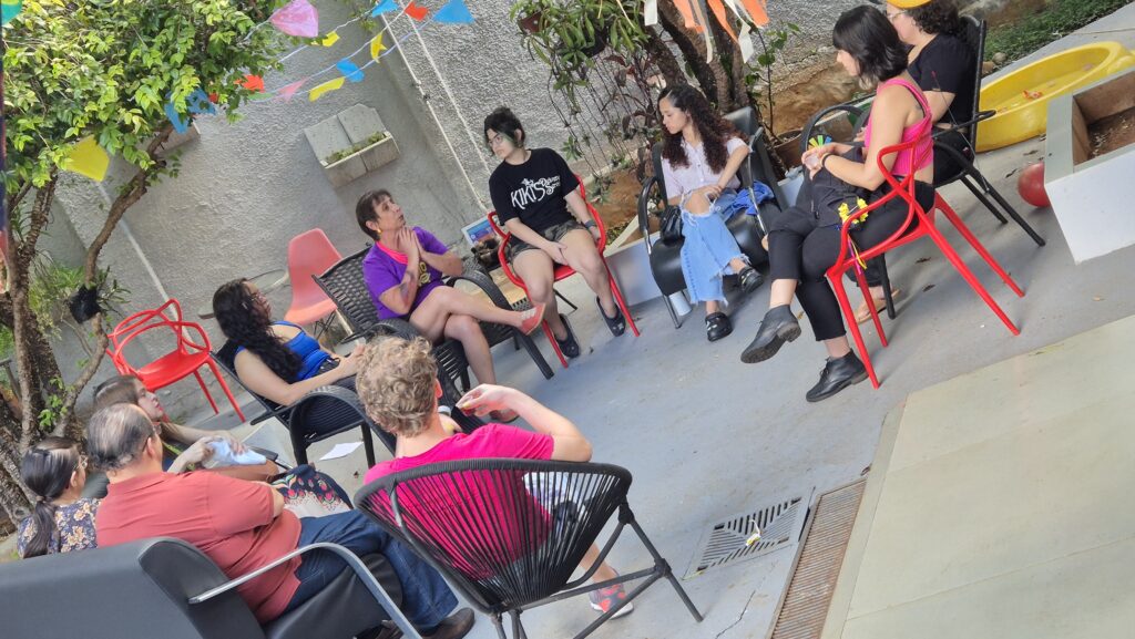 Roda de conversa entre mulheres ao ar livre