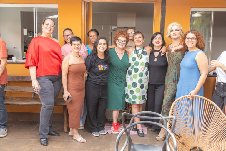 Mulheres reunidas em uma atividade